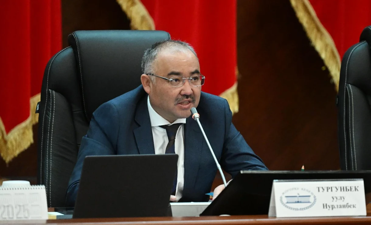 Депутат Нурланбек Тургунбек уулу мөөнөтүнөн мурда мандатын тапшырды