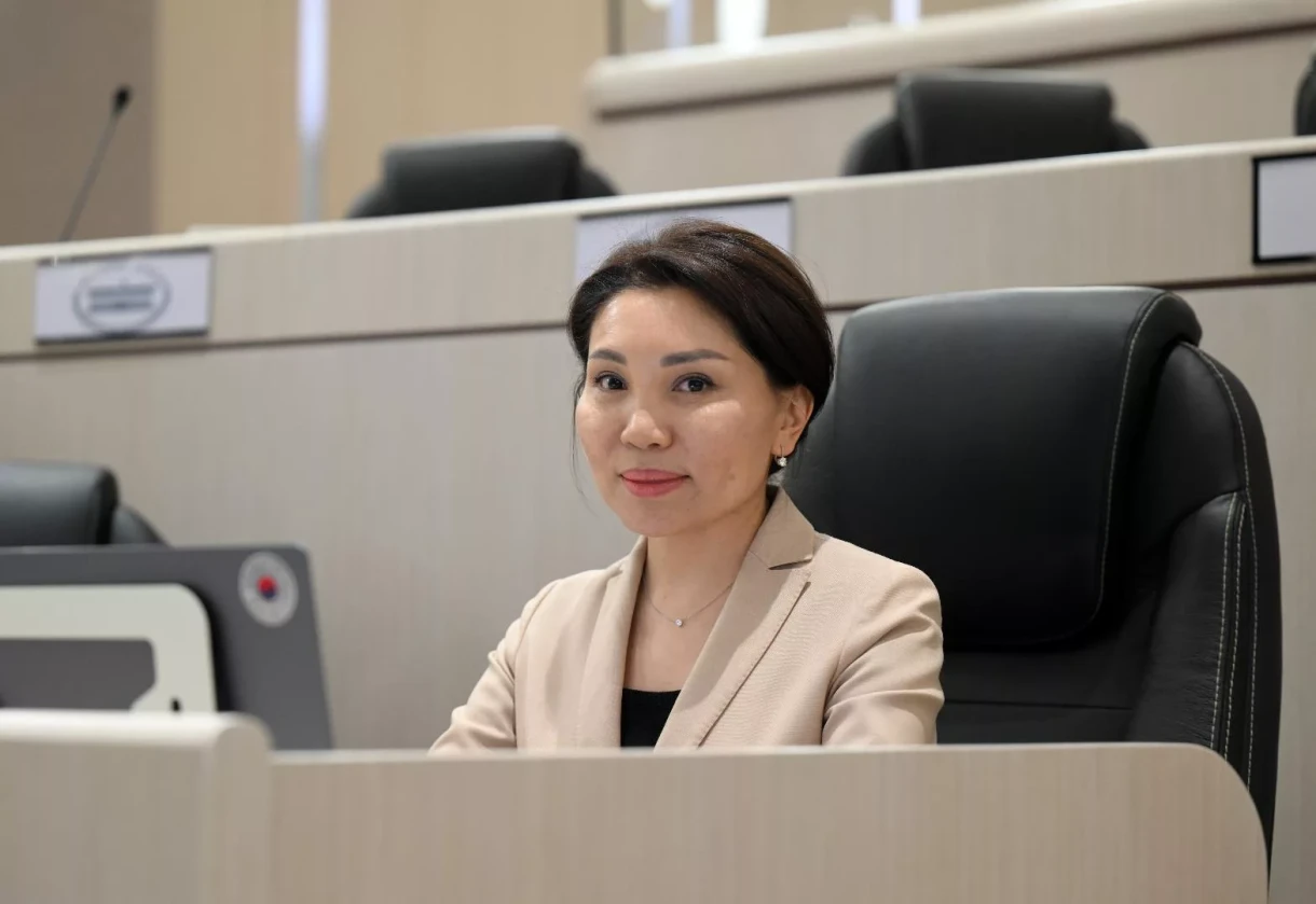 Депутат Эльвира Сурабалдиева Жогорку Кеңештин Эл аралык иштер, коргоо, коопсуздук жана миграция боюнча комитетинин төрайымы болуп шайланды