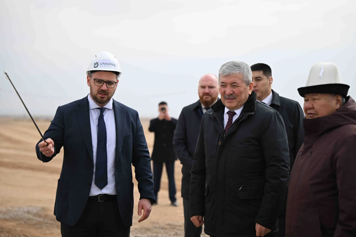 Кабминдин башчысы Ысык-Көл облусундагы күн энергиясы долбоорлорунун ишке ашырылышы менен таанышып чыкты