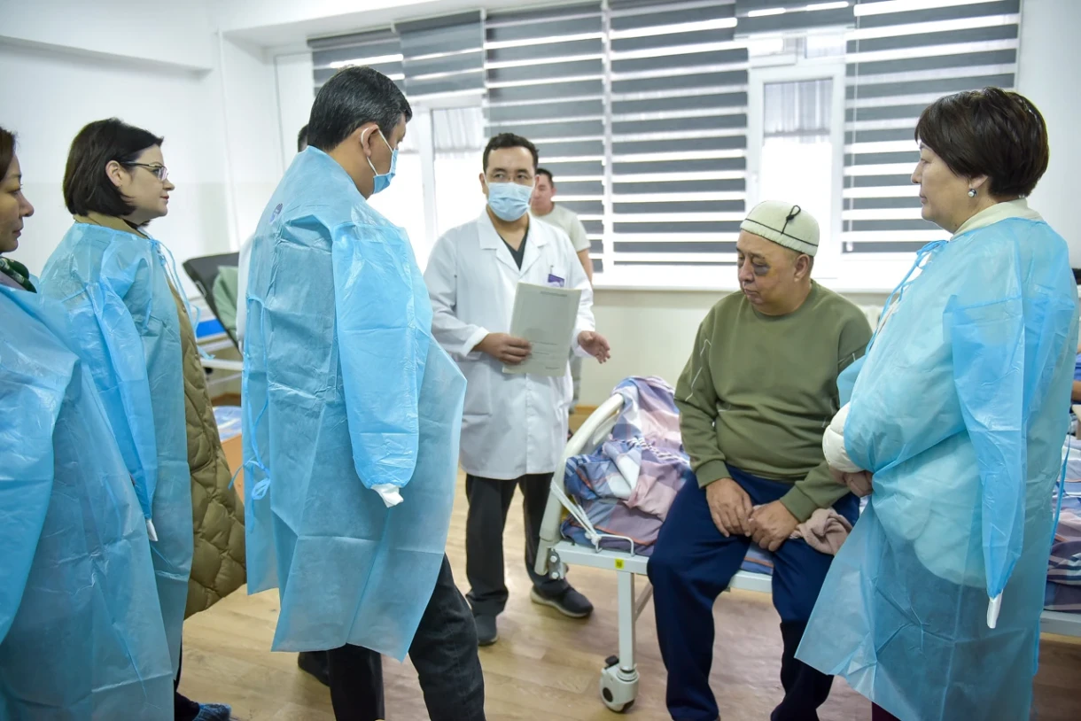 Attack of a student on a teacher: the mayor visited Bolatkhan Karibzhanov in the hospital