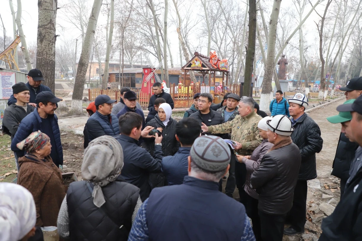 В парке Оша снесли торговые павильоны: владельцы пожаловались Жанару Акаеву