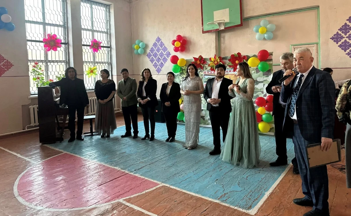 Опера жана балет театрынын артисттери Москва районунун окуучулары үчүн концерт беришти