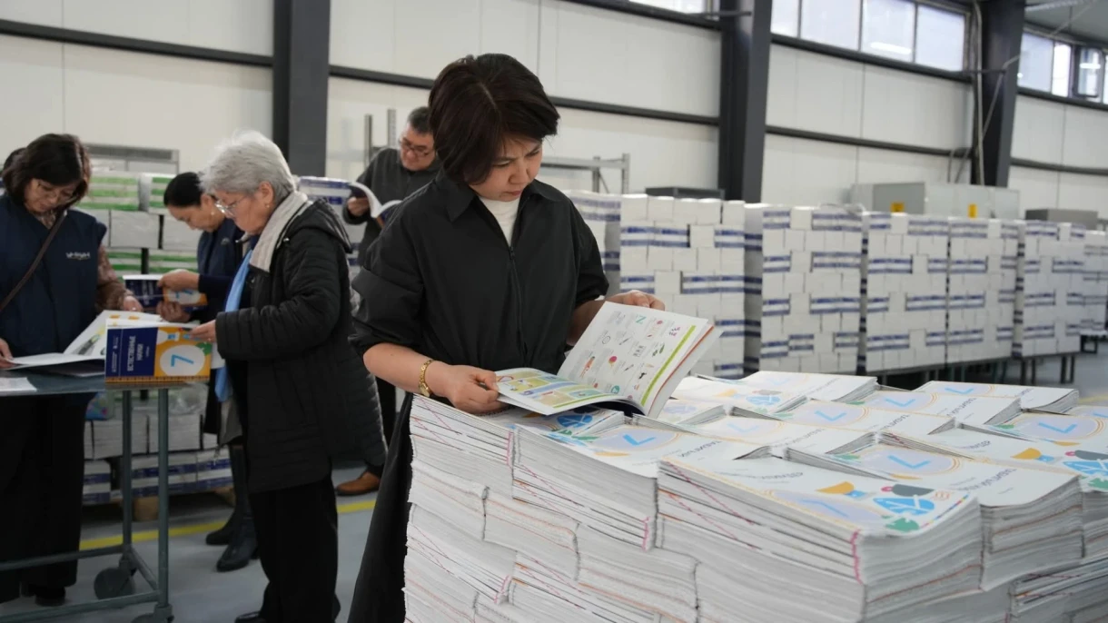 12-жылдык билим берүү системасына өтүү. Жетинчи класстар үчүн табигый илимдер боюнча окуу китептери чыгарылды.