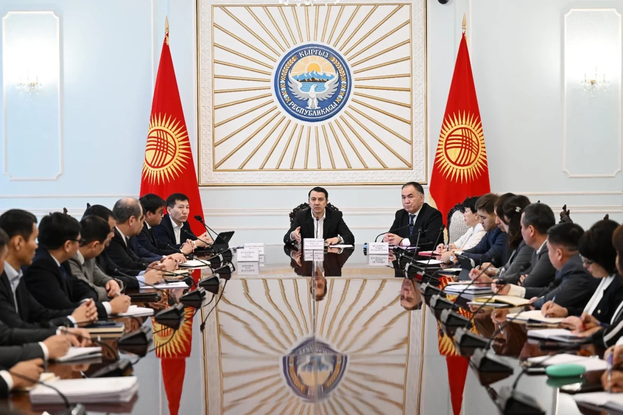 Парламент аппаратынын жыйыны. Төрага кызматкерлерди саясий оюндардан алыс болууга чакырды