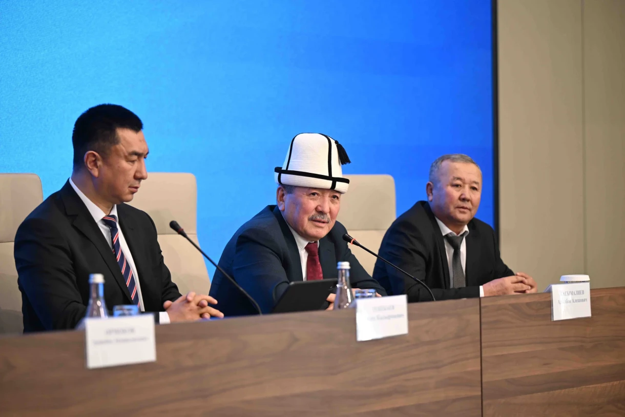 Касымалиев Манас мэриясынын борбордук аппаратына жаңы башкармалыктын башчысын тааныштырды