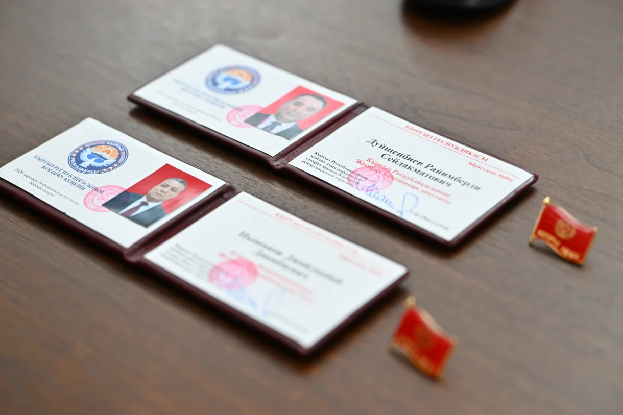 Дуйшенбиев жана Нышанов Жогорку Кеңештин депутаттык мандаттарын алышты