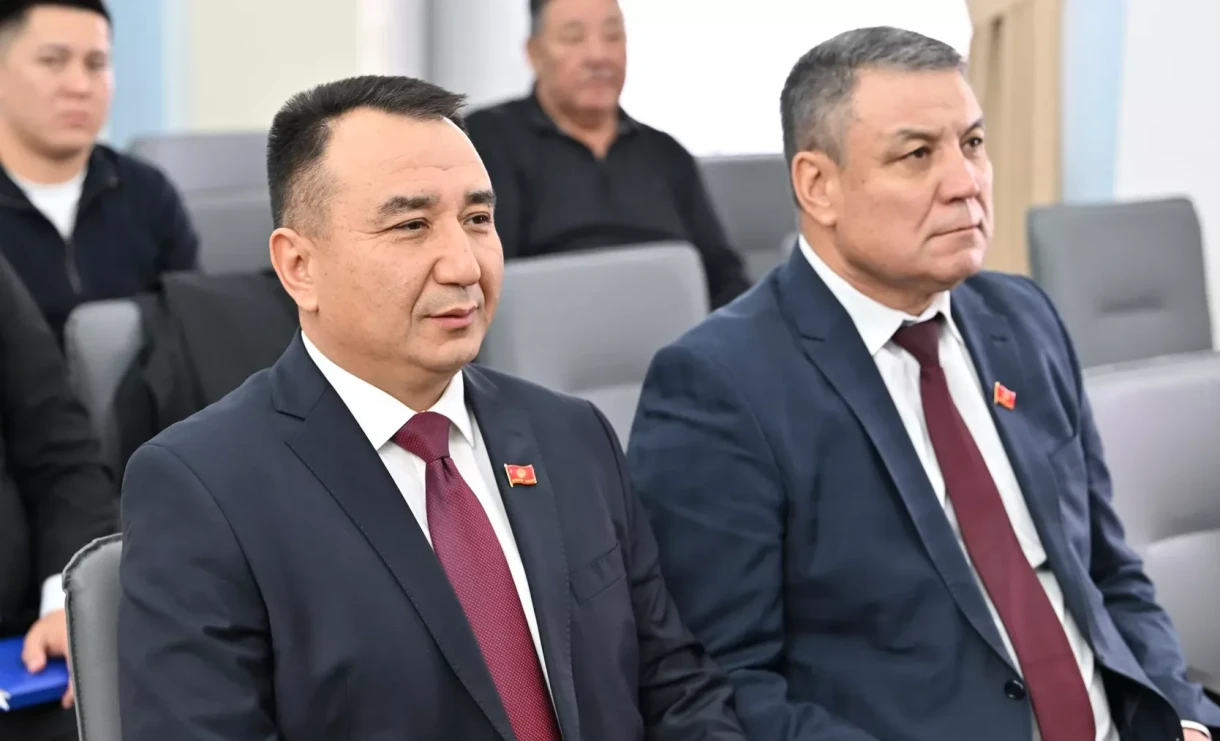Депутаттар Нышанов жана Дуйшенбиев Жогорку Кеңеште ант беришти