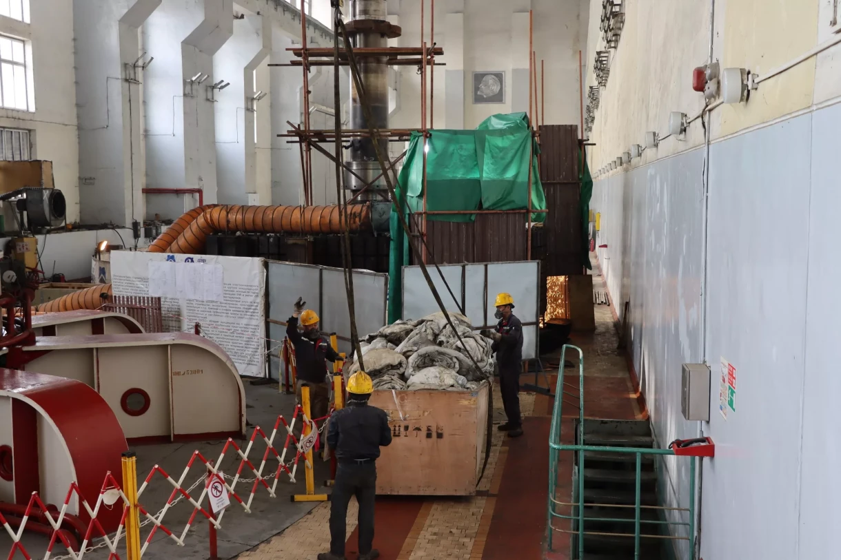 Уч-Курган ГЭСте №2 гидроагрегатын демонтаждоо жана жабдууларды жеткирүү иштеринин жүргүзүлүп жатат