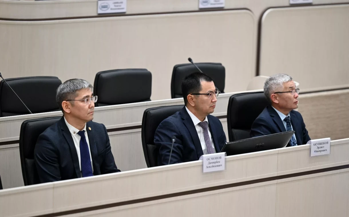 Жогорку Кенеш Эрлист Акунбеков менен Дамирбек Осмоновду министрлик кызматка дайындоого макул болду