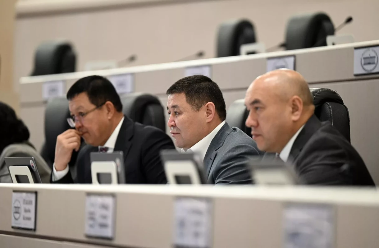 Кыргызстандын Парламенти биринчи окууда Казакстан менен өткөрүү пункттарынын статусун өзгөртүү тууралуу мыйзамды жактырды