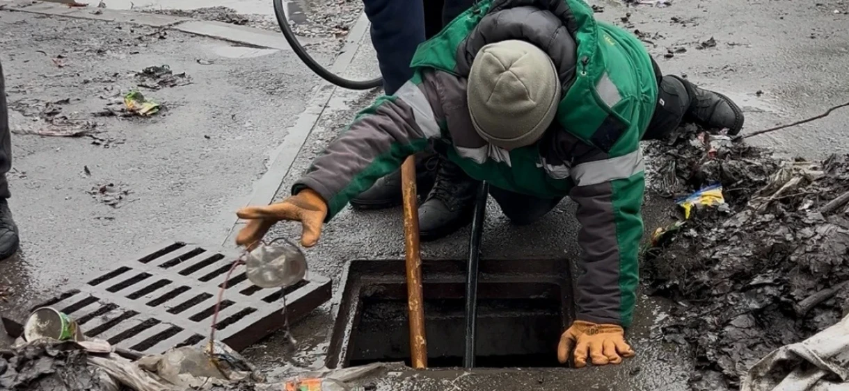 «Бишкекзеленстрой» приступил к очистке ливнеприемников