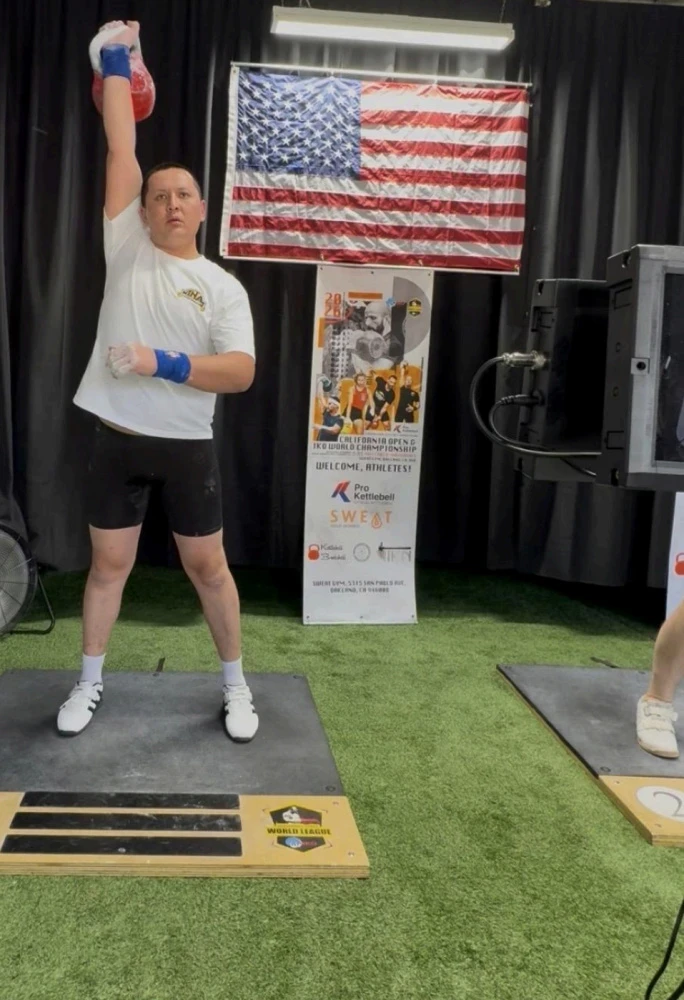 Кыргызстанец Ислам Нарынбеков стал чемпионом турнира в США по гиревому спорту