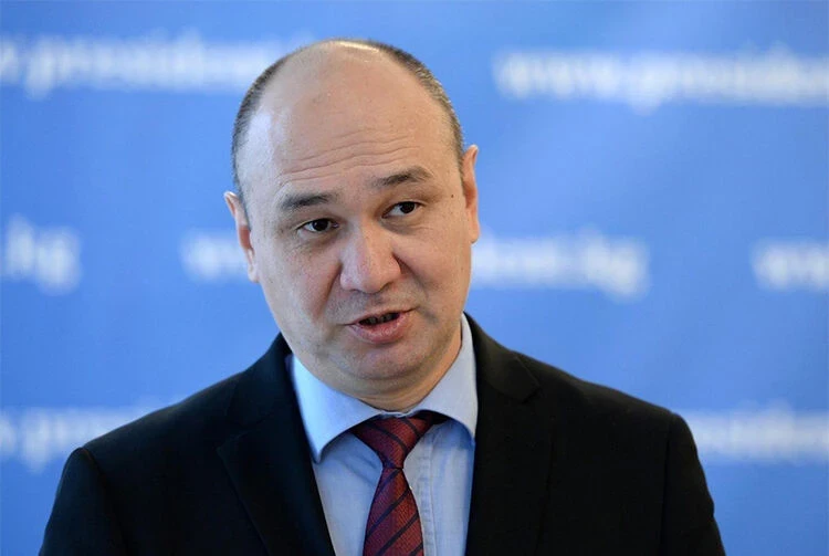 How Many Friends Does the President Have? Factors Influencing the Political Landscape of the Country