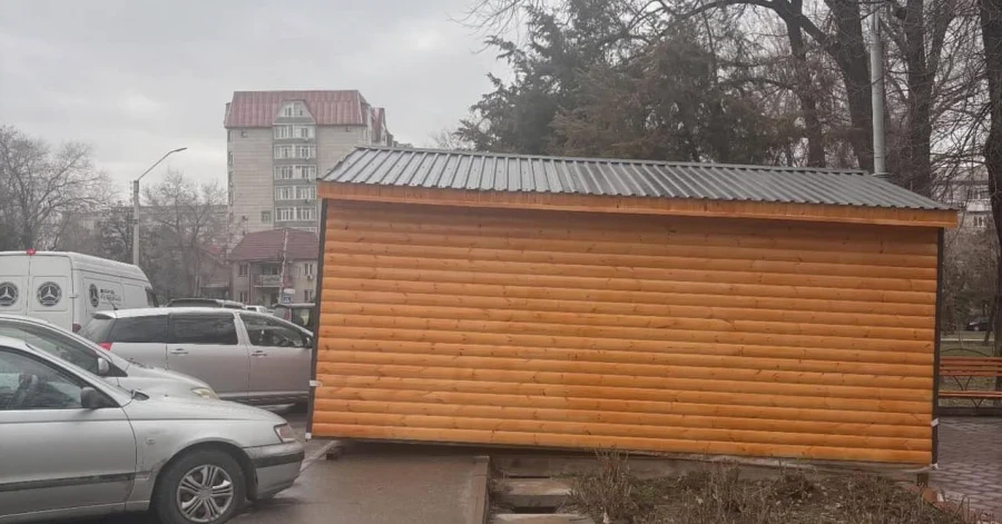 A pavilion was installed in the T. Moldov Park for the 'joy of pedestrians'