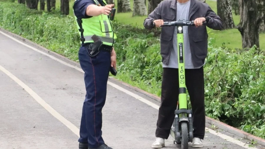 The deputy proposed not to equate pedestrians with scooter riders and mopeds.