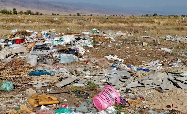 The problem of the overflowing landfill in the village of Iskra was raised in the housing complex.