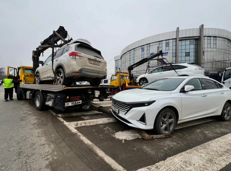 В Бишкеке за день на штрафстоянку эвакуировали более 100 автомобилей