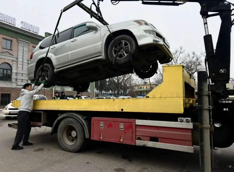 В Бишкеке более 100 незаконно припаркованных автомобилей доставлены на штраф стоянку