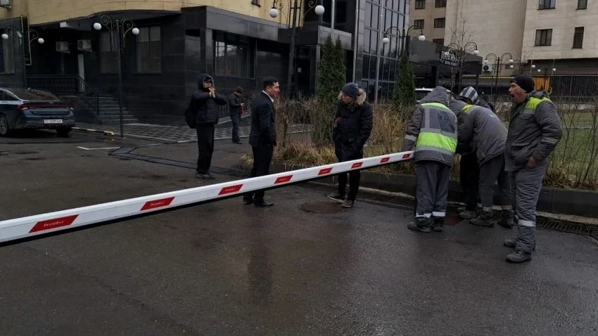 In Bishkek, illegally installed barriers are being dismantled