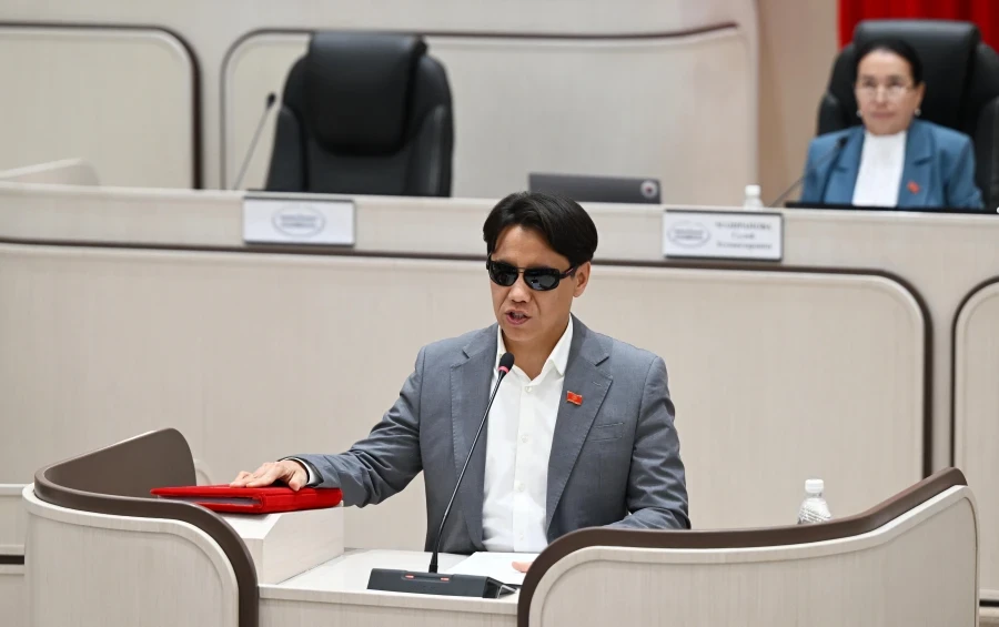 Ex-husband of a Kyrgyz woman demands money for consent to take the child abroad