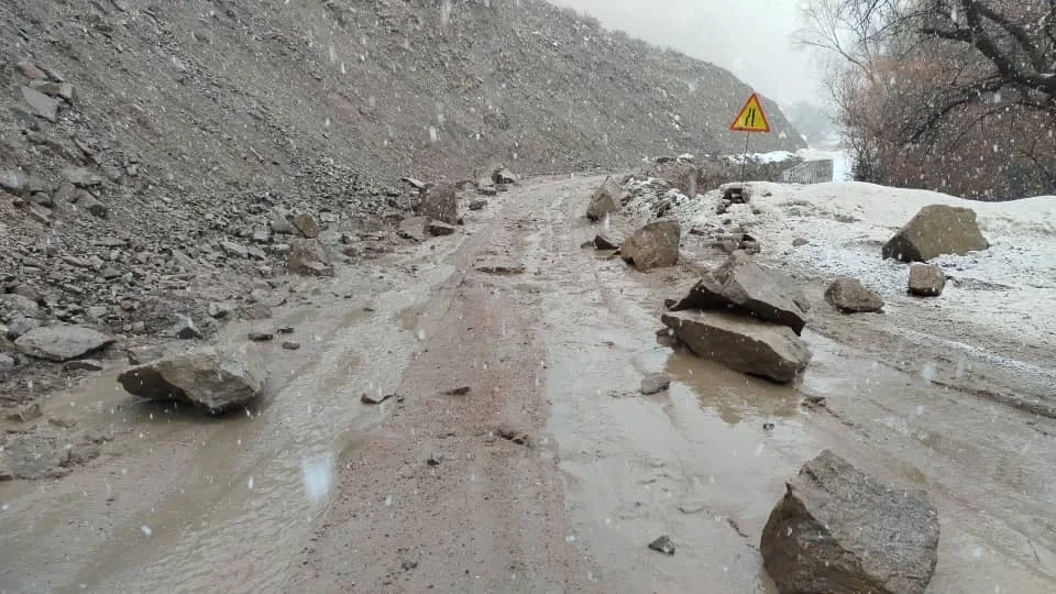 The clearing of the Aral – Kazarman road from fallen rocks has been completed.