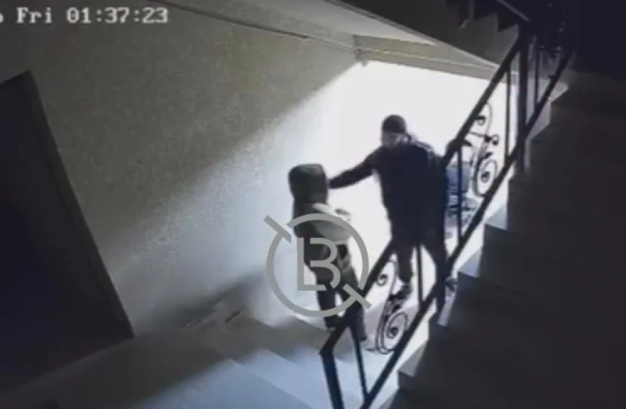 Кулаки и слухи: в Бишкеке парень избил девушку в подъезде дома