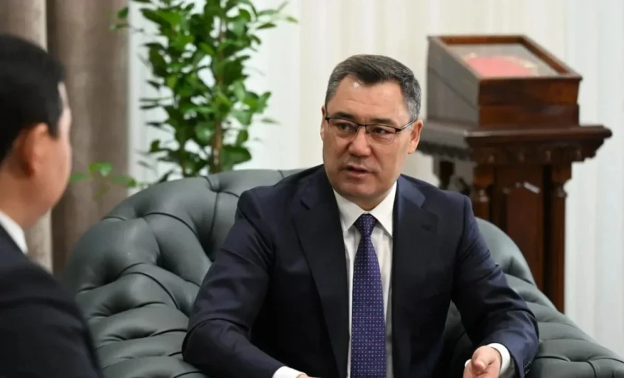 "Биринчи ойум, мени алдады деп ойлодум" - Садыр Жапаров Даниэл Ажиев менен болгон вертолеттук скандал тууралуу