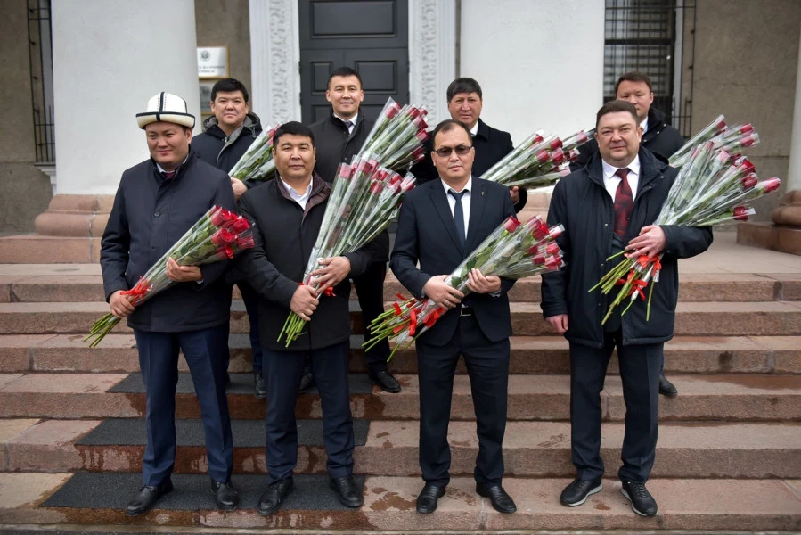 Вице-мэры и акимы районов Бишкека вышли на улицы, чтобы поздравить женщин