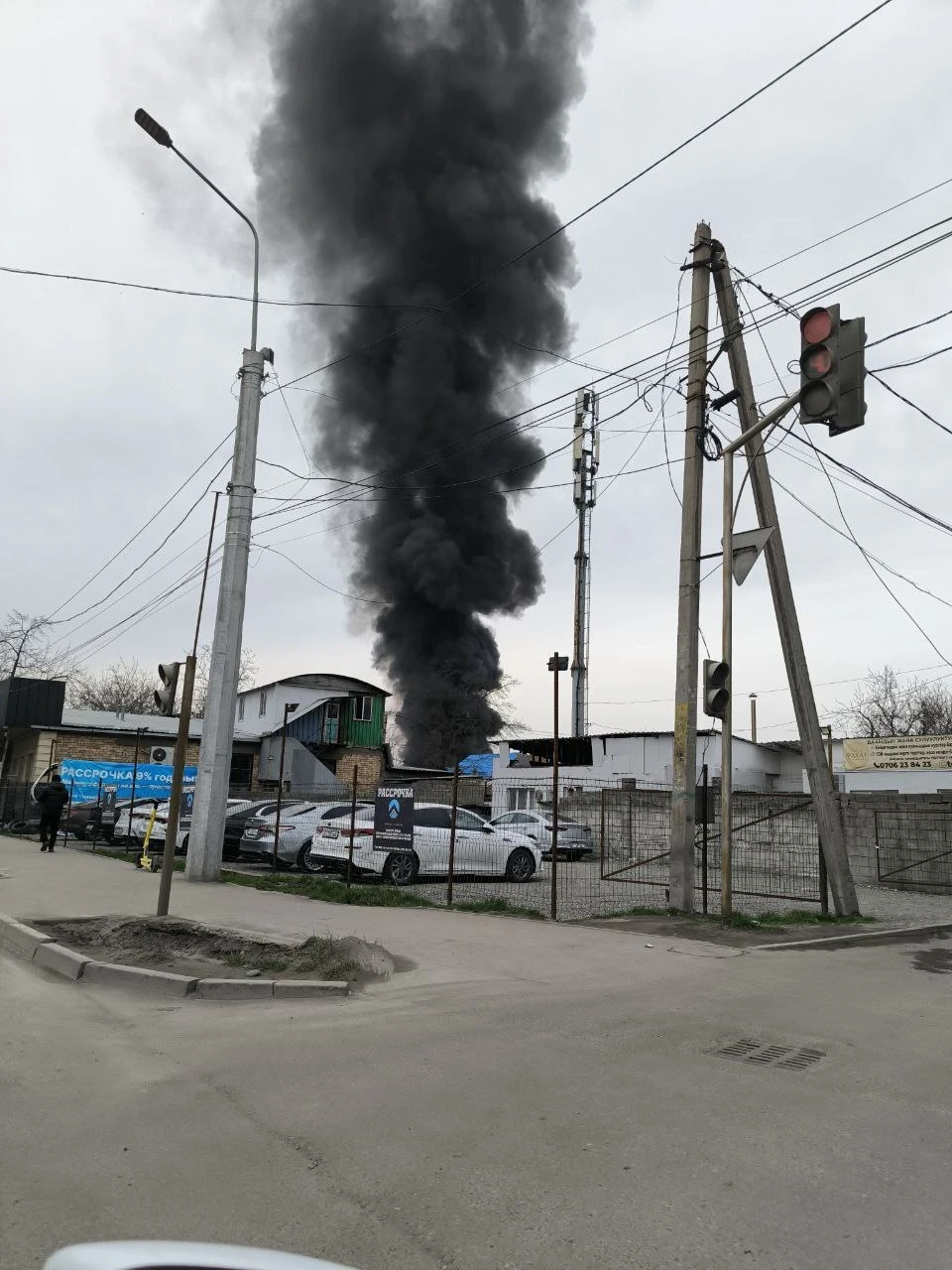 Тимирязев көчөсүндө Бишкекте өрт чыкты. Жапа чеккендер жок