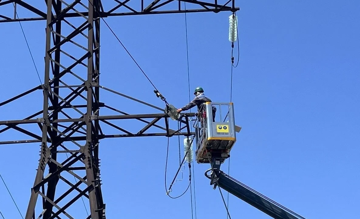 In three districts of Bishkek, outdated power line supports will be replaced.