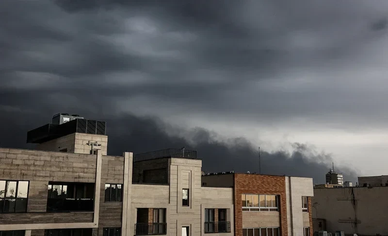 Ecologist Warns of Toxic Fallout Threat After Strikes on Oil Storage Facilities in Iran