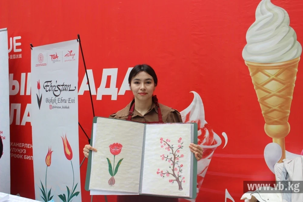 Mukhlisha Kodirberdi Kizi: The Art of Ebru Helps Distract from Gadgets