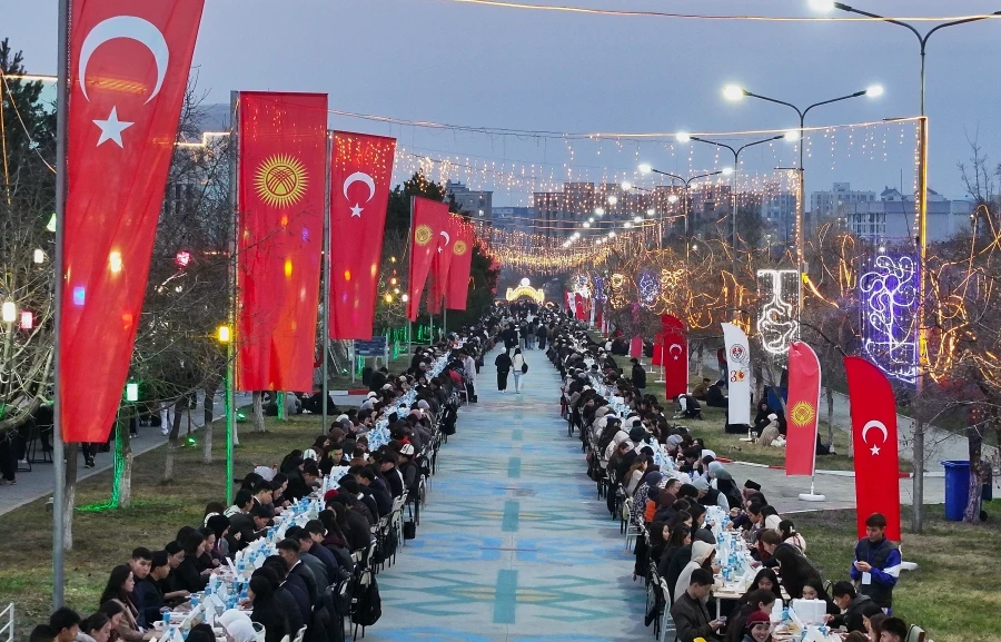 В Кыргызско-Турецком университете «Манас» прошла традиционная ифтар-программа под открытым небом