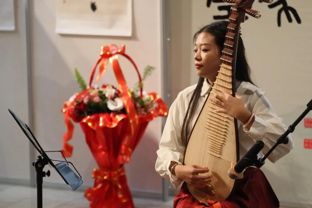 Ат тарых жана достуктун символу катары: Бишкекте кытай живописи боюнча көргөзмө ачылды