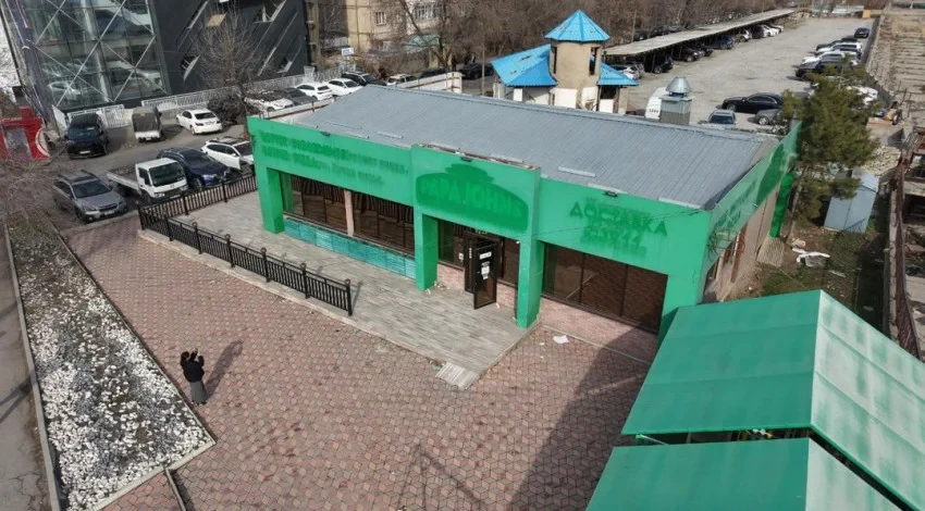 В 6-м микрорайоне Бишкека владельцы добровольно демонтируют пиццерию