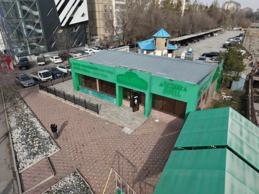 Владельцы добровольно демонтируют пиццерию в 6-м микрорайоне столицы