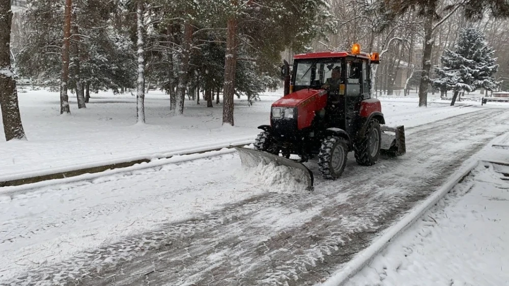 City services are clearing Bishkek of snow