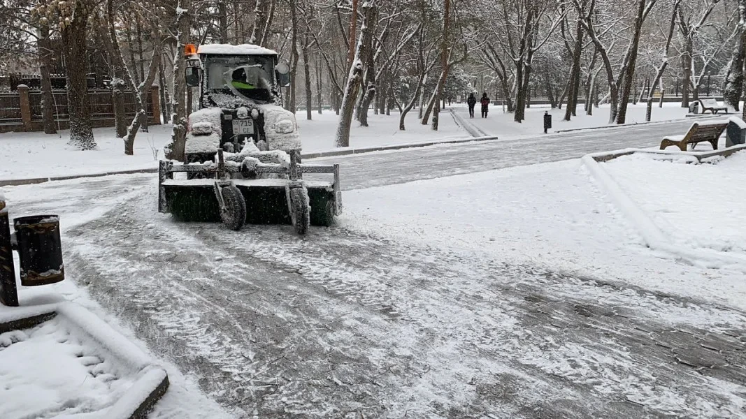 More than a thousand employees of "Tazalyk" are involved in snow removal in Bishkek