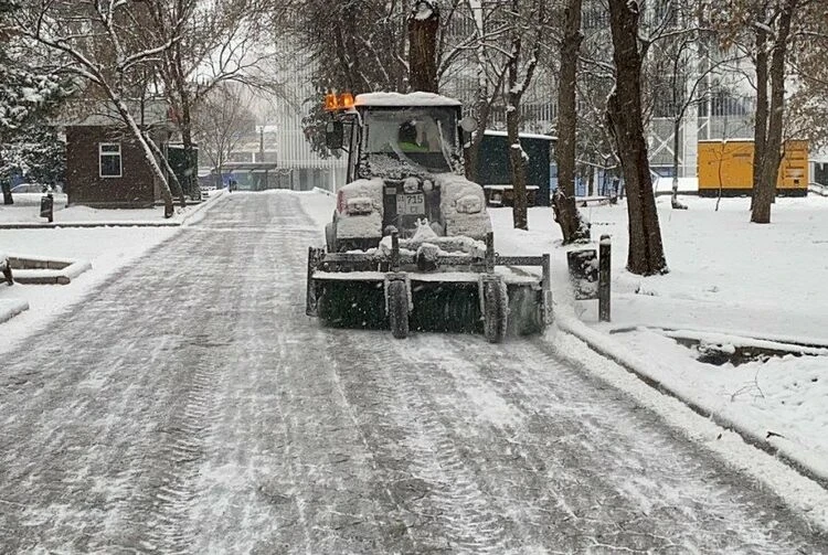 More than 1,000 employees are involved in snow removal in Bishkek