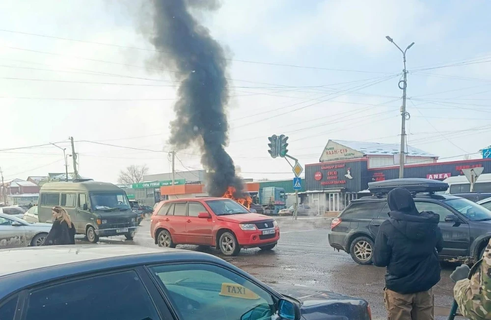 Кара-Балтада көчөнүн ортосунда авто унаа күйүп кетти