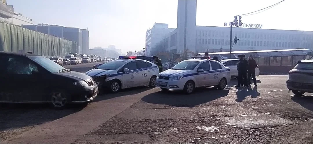 На пересечении Чуй - Абдрахманова патрульная машина столкнулась с Toyota Camry - фото