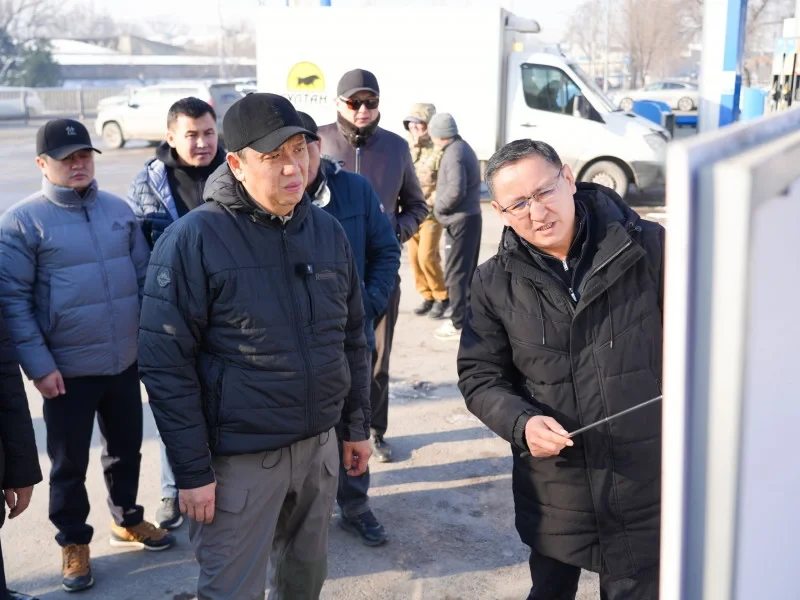 Мэр Бишкектин Бакаев көчөсүндөгү жолду казуу иштерин текшерди