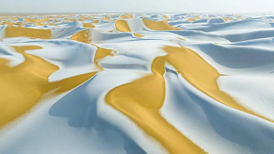 В пустыне Сахара выпал снег