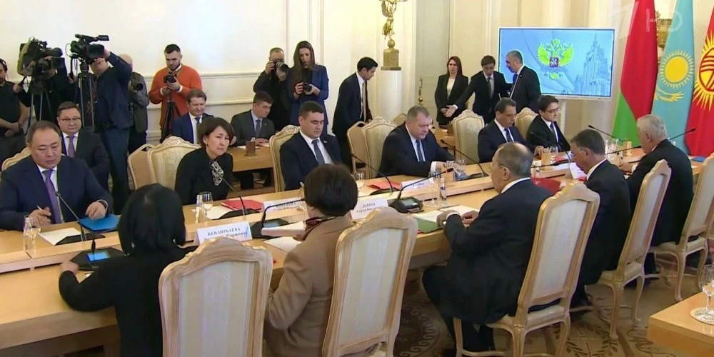 Кендирбаева орус тилинин Кыргызстанды өнүктүрүүдөгү ролун белгиледи