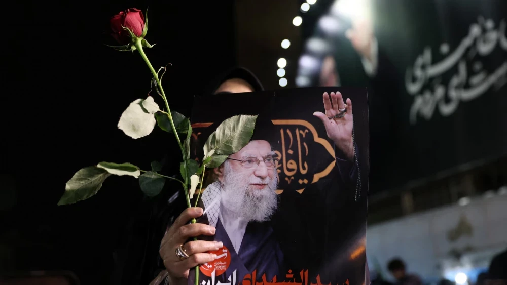 Иранские СМИ: Жена погибшего верховного лидера Ирана Али Хаменеи жива