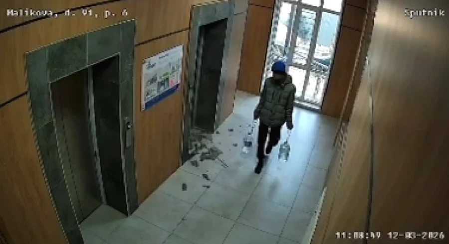 В многоэтажке ГИК в Бишкеке упала кафельная плитка и едва не задела прохожего