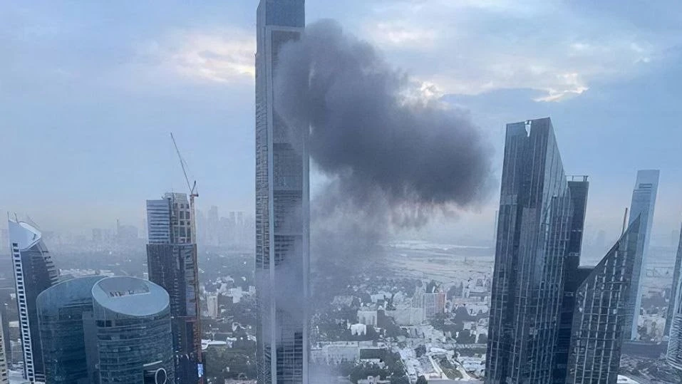 Обломки сбитого иранского дрона повредили фасад здания Международного финансового центра Дубая