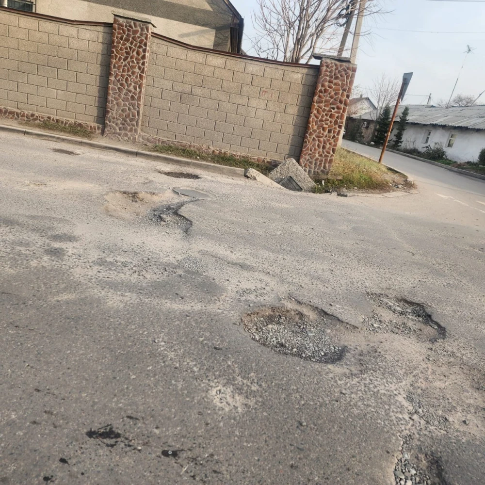 Жители жалуются на ямы на перекрестке Ибраимова и Куренкеева. Ответ мэрии