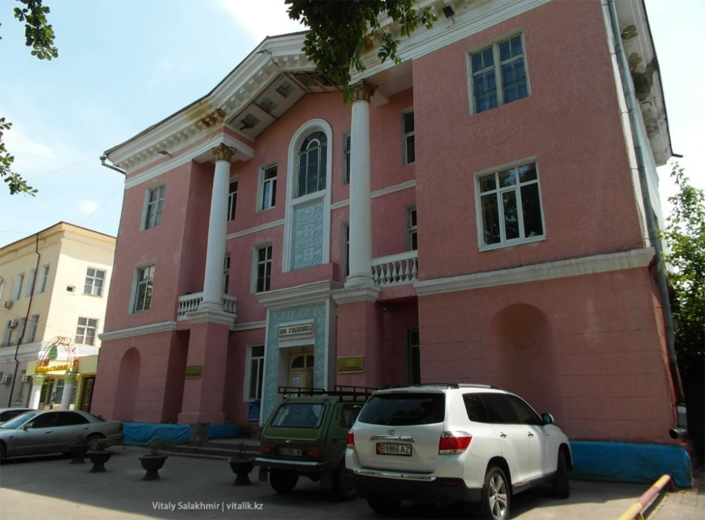Мэрия намерена передать участок Дома художника Управлению делами президента КР