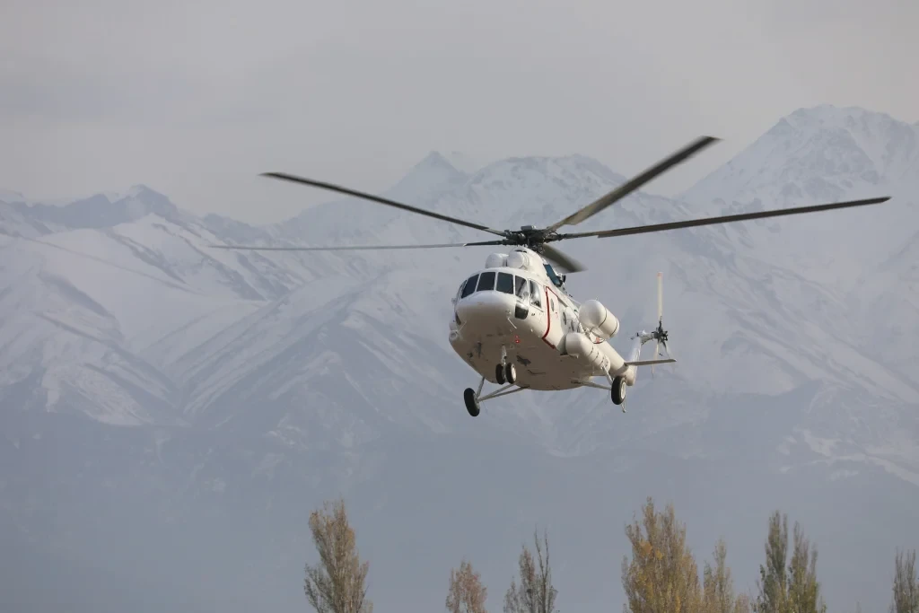 Вертолет, совершивший низкий полет в Кара-Балте, не принадлежит МЧС